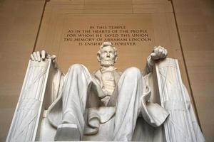 Washington corriente continua, Abrahán Lincoln estatua dentro Lincoln monumento, construido a honor el 16 presidente de el unido estados de America foto