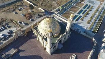 Antenne Aussicht von ein islamisch Moschee mit golden Kuppeln video