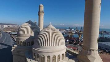 ein großartig Antenne Aussicht von das Moschee - - Baku, Aserbaidschan video