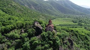 aérien vue de le allemand église sur le flanc de montagne - Azerbaïdjan video