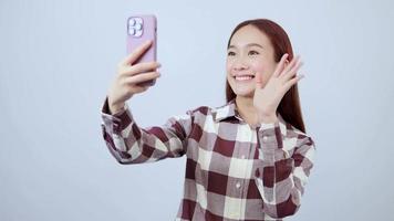 Asian puellae amictus torquem shirt Video vocationem selfies accipiens cum amicis