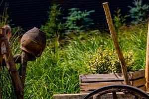 arcilla ollas en el cerca decoración polaco pueblo aire libre museo en un verano día foto