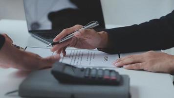 schließen oben Aussicht von Job Interview im Büro, Fokus auf fortsetzen Schreiben Tipps, Arbeitgeber Überprüfung gut Lebenslauf von bereit erfahren Antragsteller, Werber in Anbetracht Anwendung, Std Manager Herstellung Einstellung Entscheidung video