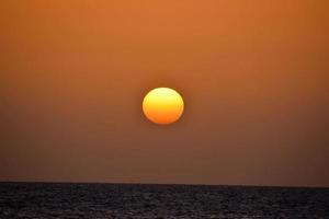 puesta de sol sobre el mar foto