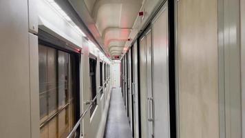 korridor i de sovande bil av tåg. järnväg resa. video
