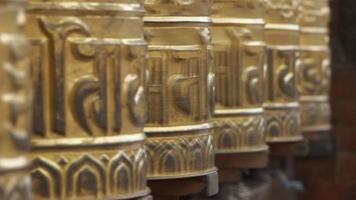 schließen Aussicht von ein mans Hand Spinnen Gebet Räder im das Swayambhunath Stupa. Kathmandu, Nepal. Affe Tempel video