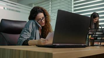 affaires femme appel une clé client dans Bureau donnant détails de le commerce. video