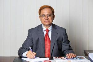 Bangladesh abril 11, 2019 como un asociación para social avance presidente Maryland. shafiqul haque chowdhury es trabajando en su oficina habitación a como un torre, shyamoli, dhaka. foto