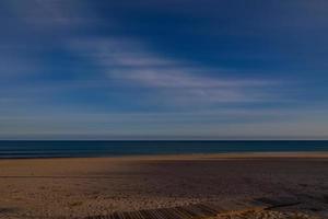 playa paisaje paz y tranquilo en un soleado calentar día foto