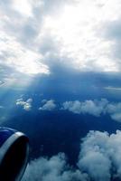 blanco nubes en contra el azul cielo visto desde el vuelo desde el ventanas de el avión foto