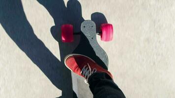 ver mirando abajo a un Moviente longboard patineta video