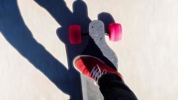 vue à la recherche vers le bas à une en mouvement longboard planche à roulettes video