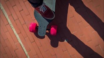 visie op zoek naar beneden naar een in beweging longboard skatebord video
