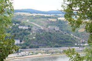 Sankt goar con fortaleza Rheinfels foto