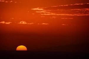 puesta de sol sobre el mar foto