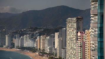 timelapse van de reusachtig baai van hotels uitrekken langs de kust in acapulco, Mexico video