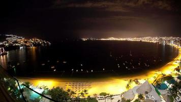 Timelapse av de enorm bukt av hotell stretching längs de kust i acapulco, mexico video