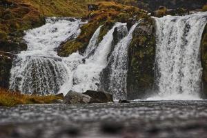 fantástico ver en kirkjufellsfoss cascada cerca Kirkjufell montaña foto