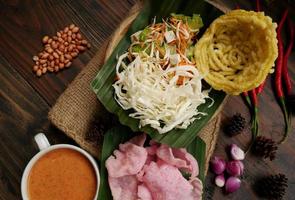 selectivo atención de asinan betawi. el vegetal asinan de el betawi personas desde Jacarta es Preservado chino repollo, repollo, frijol coles, tofu, y lechuga servido con maní salsa y krupuk foto