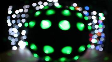 astratto impaurito discoball Filatura con leggero effetti e raggi Perfetto clip per club immagini o festa e celebrazione video