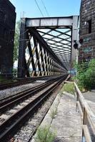 ferrocarril a través de un puente foto
