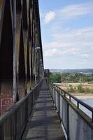 peatonal solamente camino a un ferrocarril puente foto