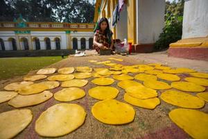 Bangladesh marzo 02, 2019, un pequeño negocio mujer haciendo en hecho a mano papor frito un pan a dinajpur palacio, dinajpur, bangladesh foto