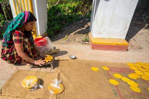 Bangladesh marzo 02, 2019, un pequeño negocio mujer haciendo en hecho a mano papor frito un pan a dinajpur palacio, dinajpur, bangladesh foto