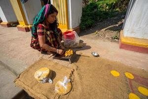 Bangladesh marzo 02, 2019, un pequeño negocio mujer haciendo en hecho a mano papor frito un pan a dinajpur palacio, dinajpur, bangladesh foto