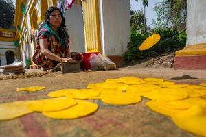 Bangladesh marzo 02, 2019 un pequeño negocio mujer haciendo en hecho a mano papor frito un pan a dinajpur palacio, dinajpur, bangladesh foto