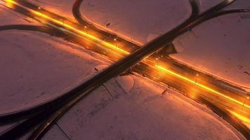 hiperlapso de noche ciudad tráfico a un la carretera unión a noche. aéreo vista. video