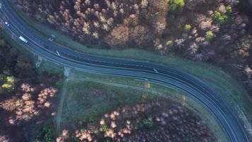 se från de höjd av de trafik på de väg omgiven förbi höst skog video