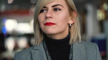 portret van een mooi blond meisje met rood lippen. langzaam beweging video