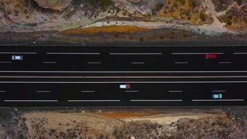 antenne visie van een vrachtauto en andere verkeer het rijden langs een snelweg Aan tenerife, kanarie eilanden, Spanje. versneld video