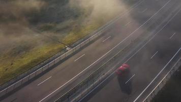 Visão a partir de a altura do a esvaziar estrada. a estrada é envolto dentro névoa video