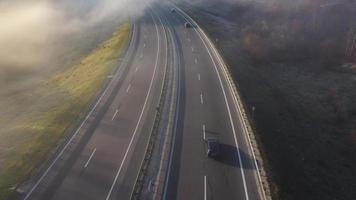 visie van de hoogte van de leeg weg. de weg is gehuld in mist video