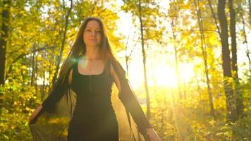 magnifique fille détient le main de sa copain et suit lui par le Jaune l'automne forêt. lent mouvement video