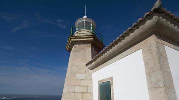 Zeitraffer von ein Leuchtturm auf das Küste im Galicien Spanien video