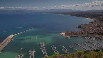 Zeitraffer Aussicht von das Hafen Stadt, Dorf von Castellammare del Golf und das Küste von Sizilien, Italien video