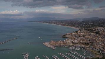 espaço de tempo Visão do a porta Cidade do castellammare del golfo e a costa do Sicília, Itália video