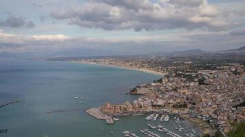 espaço de tempo Visão do a porta Cidade do castellammare del golfo e a costa do Sicília, Itália video