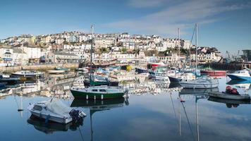 espaço de tempo do a Porto do brixham dentro Devon, Inglaterra. brixham é uma tradicional Inglês beira-mar Cidade com trabalhando pescaria porta video