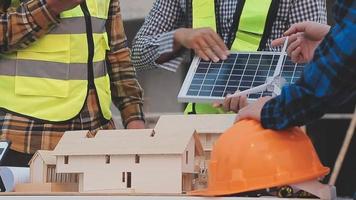 twee bedrijf Mens bouw plaats ingenieur. bouwkunde voorwerpen Aan werkplaats met partners interactie Aan achtergrond video