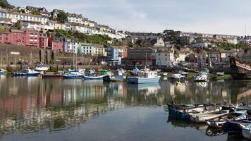 lapso de tiempo de el puerto de Brixham en devon, Inglaterra. Brixham es un tradicional Inglés playa pueblo con trabajando pescar Puerto video