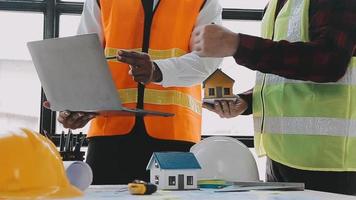 Architekt Konzept, Architekten Arbeiten mit Blaupausen im das Büro, Jahrgang bewirken video