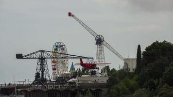 vídeo de el paseos en el tibidabo diversión parque con vista a el ciudad de Barcelona video