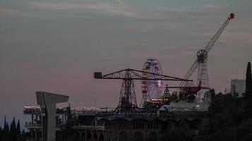 vídeo de el paseos en el tibidabo diversión parque con vista a el ciudad de Barcelona video