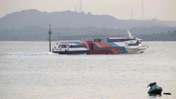 rápido transportar pasajero transporte ruta desde puerto bahía a tanjung balai karimún tomar sitio a el puerto bahía, batam Indonesia.. video