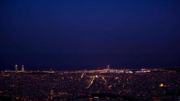 Timelapse av de barcelona stad horisont från en hög vantage punkt video