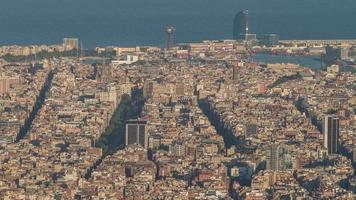 Zeitraffer von das Barcelona Stadt Horizont von ein hoch Vorteil Punkt video